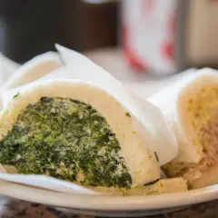Tramezzini con spinaci e ricotta, e con tonno e maionese, gustosi piatti tipici veneziani.