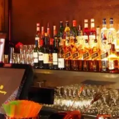 Ile zarabia barman w hotelu? Zaskakujące fakty o wynagrodzeniach