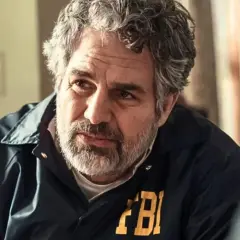 Mark Ruffalo w kurtce FBI, przypominający postać z jego filmów, seriali i programów.