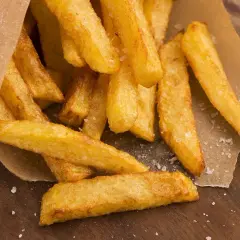 Ile smażyć frytki na głębokim oleju, aby były idealnie chrupiące?