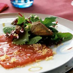 Kalt servierte Thunfisch-Vorspeise mit frischem Salat und Zitronenabrieb. Ein leichter Genuss!