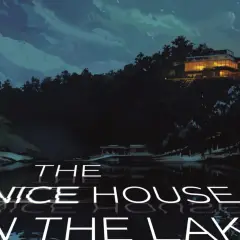 La belle maison sur le lac, nichée dans les montagnes, reflète sa lumière chaleureuse sur l'eau calme.