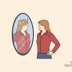 Donna con corona riflessa nello specchio, un'immagine che evoca il significato di egocentrico.