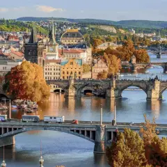 Widok na Pragę z licznymi mostami i rzeką Wełtawą. Idealne miejsce na loty Warszawa-Praga.