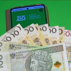 Pieniądze i ekran telefonu z logo ZUS. Czy taka emerytura po 30 latach pracy przy najniższej krajowej wystarczy?