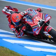 Marc Márquez inclina su Ducati en una curva de Jerez, con el número 93 en su mono y casco rojo.