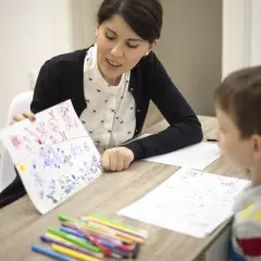 Psicologo infantile da che età? Una dottoressa analizza i disegni di un bambino, aiutandolo a esprimersi.