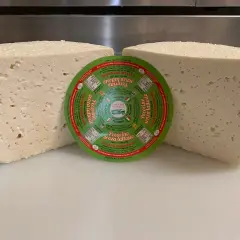 Due forme di pecorino senza lattosio, una con etichetta circolare verde al centro.