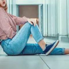 Granatowe botki: Stylizacje, które odmienią Twój look! Z czym łączyć?