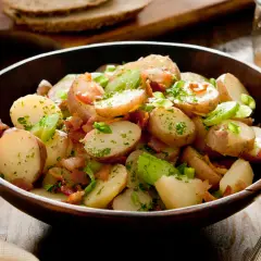Herzhafter Kartoffelsalat mit Speck und Kräutern, ein tolles Rezept für jede Gelegenheit.