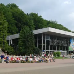 Uzdrowisko z pijalnią wód i parkiem, oferujące piękne walory turystyczne Polski.