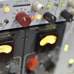 Hunter Imperium Trujki: vintage audio gear, Chandler Limited 5015 mic pre/compressor z podświetlanymi wskaźnikami.