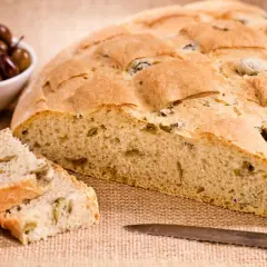 Un delicioso pan italiano con aceitunas, recién horneado y listo para disfrutar.