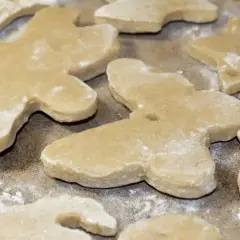 Wycinanki z masy solnej, gotowe do pieczenia. Prosty przepis na masę solną pozwala stworzyć ozdoby.