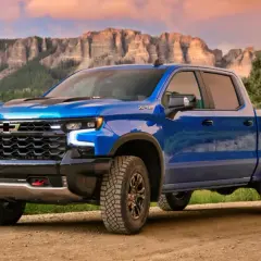 Niebieski Chevrolet pickup ZR2 na drodze w górach.