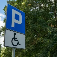Znak parkingu dla niepełnosprawnych. Umiarkowany stopień niepełnosprawności a wizyta u lekarza – ułatwienie dostępu.