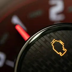 Kontrolka silnika świeci się na desce rozdzielczej BMW, sygnalizując problem i potencjalny spadek mocy.