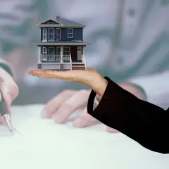 Mano che firma un accordo per vendere casa con genitore in casa di riposo.