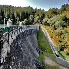Die imposante Staumauer mit ihren Türmchen ist Teil der Solingen Route. Umgeben von dichtem Wald, bietet sie einen beeindruckenden Anblick.