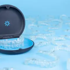 Funda de Invisalign con alineadores transparentes. Consulta el precio Invisalign Sanitas para tu tratamiento.