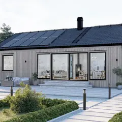 Modernt trähus med solpaneler på taket. Uteplats med möbler och trädgård. Drömmer du om att bygga hus? Pris och inspiration finns här.
