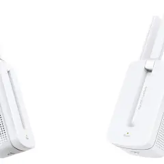 Dwa białe wzmacniacze sygnału Wi-Fi z antenkami. Jeden z wtyczką, drugi z napisem "Signal". To najmocniejszy repeater wifi.