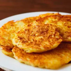 Jakie przyprawy do placków ziemniaczanych, by uniknąć mdłego smaku?