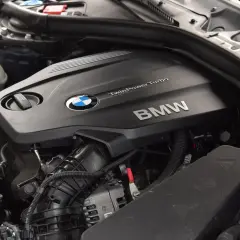Silnik BMW F31 2.0 diesel z napisem TwinPower Turbo.