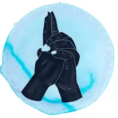 Manos entrelazadas formando el mudra del corazón, rodeadas por una acuarela azul.