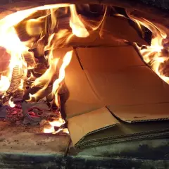 Czy można palić kartony w kominku? Dowiedz się o niebezpieczeństwie!