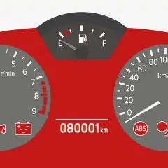 Deska rozdzielcza samochodu: obrotomierz, prędkościomierz, wskaźnik paliwa, kontrolki i licznik kilometrów pokazujący 80001 km.