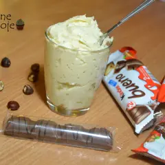Kremowy deser o smaku Kinder Bueno, obok orzechy i batoniki. Idealny dla łasuchów, którzy uwielbiają słodkości.