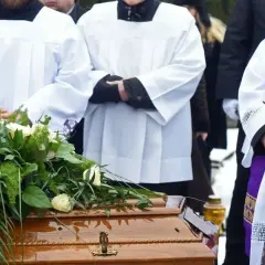 Ile ksiądz bierze za pogrzeb? Poznaj ukryte koszty ceremonii