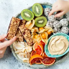Zdrowe przekąski na diecie: 100 kcal, przepisy i porady. Chudnij bez głodu!