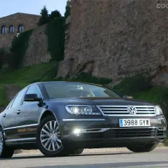 Volkswagen Phaeton 3.0 V6 TDI: opiniones sobre este sedán de lujo frente a un castillo histórico.