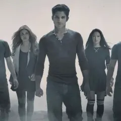 Nastoletni wilkołak obsada: Scott, Stiles, Lydia, Derek, Malia, Kira i Liam idą razem, gotowi na kolejne przygody.
