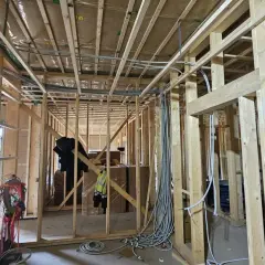 Widoczne jest mocowanie peszla do drewna w konstrukcji budynku. Instalacja elektryczna w trakcie budowy.