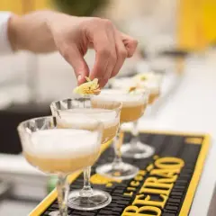 Ile zarabia barman w hotelu? Zaskakujące fakty o wynagrodzeniach