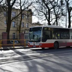 Autobus linii 107 w Pruszczu Gdańskim zbliża się do przejścia dla pieszych.