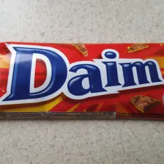 Czekolada Daim z chrupiącym karmelem. 100g to 530 kcal, co daje sporą dawkę energii, niczym w Kinder Country.