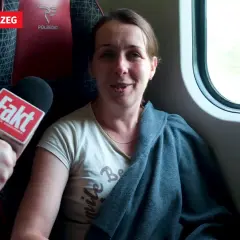 Kobieta udziela wywiadu w wagonie z przedziałami Polregio. Podróżuje z Poznania do Kołobrzegu.