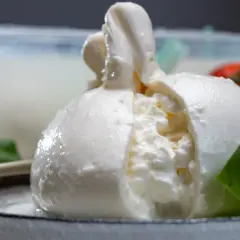 Frische Burrata, ein italienischer Frischkäse, mit cremigem Kern. Was ist Burrata? Ein Genuss!