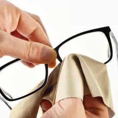 Jak pozbyć się rys na okularach - skuteczne metody i porady