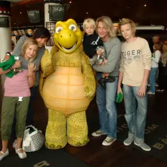 Tommy Nilsson med barn och en stor gul sköldpadda.