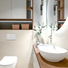 Nowoczesna toaleta dla gości z umywalką nablatową, podwieszanym WC i stylowymi koszykami.