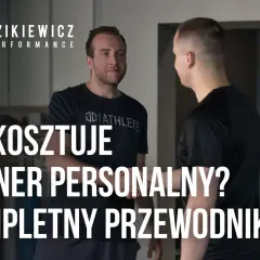 Dwóch mężczyzn rozmawia o tym, ile kosztuje trening z trenerem personalnym. Logo "Dzikiewicz Performance" na górze.
