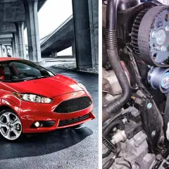 Röd Ford Focus 1.0 EcoBoost. Bilden visar kamremmen som byts ut. Ford Focus 1.0 ecoboost kamremsbyte pris.