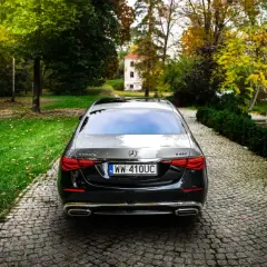 Elegancki Maybach S680 lśni na tle jesiennego parku.