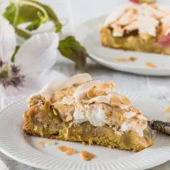 Pyszny przepis na ciasto z rabarbarem i bezą, posypane płatkami migdałów. Idealne na wiosenne popołudnie.