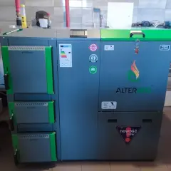 Nowoczesny piec na pellet ALTERECO z zielonymi elementami, idealny do ekonomicznego ustawienia ogrzewania.